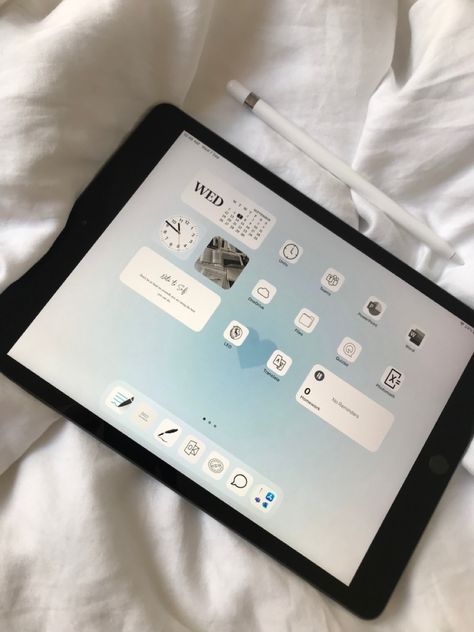 #ipad #aesthetic #aestheticwallpaper #aesthetictumblr #blue #blueaesthetic #september #school #backtoschool #studentlife #student Ipad Blue Aesthetic, Blue Ipad Aesthetic, Ipad 9th Generation Aesthetic, Ipad Setup Aesthetic, Ipad Blue, School Ipad, Ipad Setup, Ipad Inspo, September School