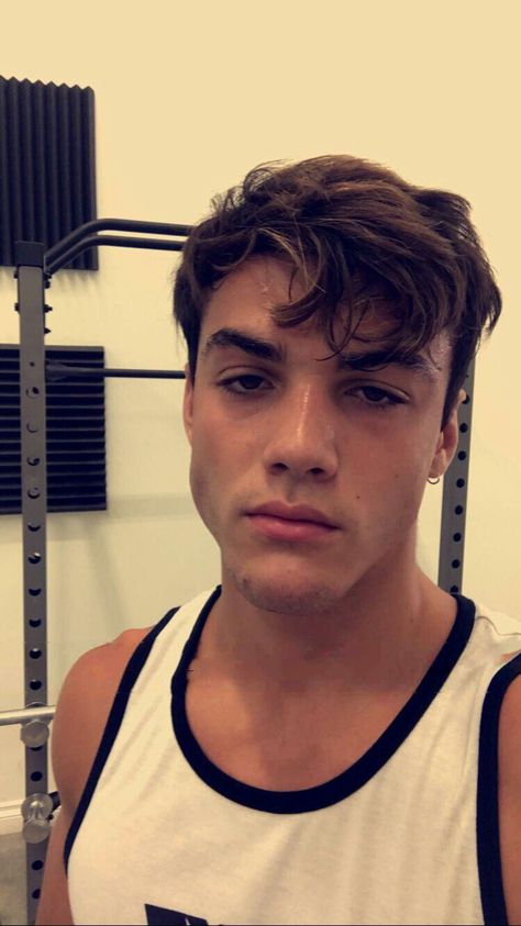 He doesn't even have to try Grayson Dolan Snapchat, Grayson Dolan Imagines, Dollan Twins, Dolan Twins Imagines, Ethan And Grayson Dolan, Twin Life, Ethan Dolan, Grayson Dolan, Toned Abs