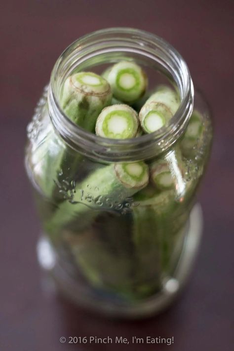 Pickled Okra Recipe, Pickled Okra Recipes, Pickled Vegetables Recipe, Okra Recipe, Pickled Okra, Vegetarian Barbecue, Canning Vegetables, Okra Recipes, Refrigerator Pickles