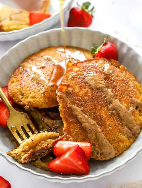 The best fluffy homemade almond flour pancakes. A Super easy recipe made with only a few ingredients. Low in carbs, Keto, and gluten-free. No banana, all clean ingredients and a simple pancake recipe your family will love! Simple Pancake Recipe, Easy Pancake Mix, Simple Pancake, Make Almond Flour, Banana Oatmeal Pancakes, Scd Diet, Almond Flour Pancakes, Flour Pancakes, Pancake Recipe Easy