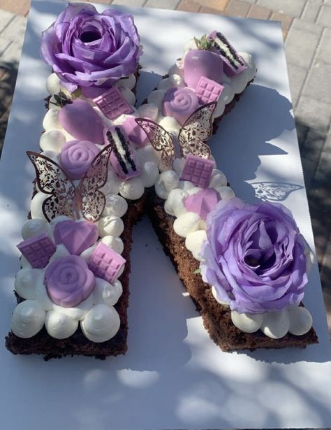 Purple Decor Birthday, Butterfly 21st Birthday, 21st Birthday Ideas Purple Theme, 21st Birthday Butterfly Theme, Lavender Purple Birthday Theme, Purple Number Cake Ideas, Purple Butterfly Theme Birthday Party Decoration, Purple Butterfly Party Ideas, Purple Letter Cake