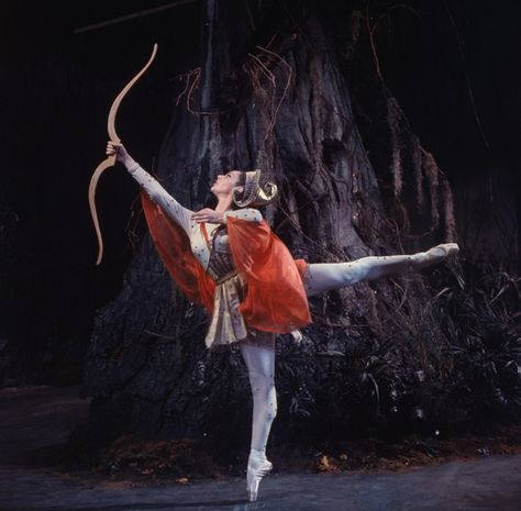 New York City Ballet production of movie version of "A Midsummer Night's Dream" with Gloria Govrin as Hippolyta, choreography by George Balanchine (New York) Midsummer Night's Dream Ballet, Hippolyta Midsummer Nights Dream, Helena Midsummer Night's Dream, Midsummer Night's Dream Movie, Artemis Costume, Ballet Movies, Queen Hippolyta, New York City Ballet, Ballerina Barbie