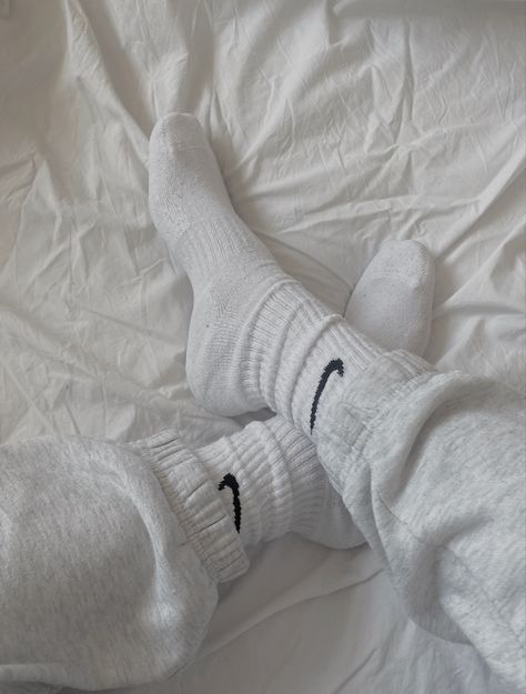 Nike Sweatpants Aesthetic, Nike Socks Outfit Leggings, Nike Socks Aesthetic Outfit, Outfits With Nike Socks, Nike Socks Aesthetic, Nike Socks Women, Socks Over Leggings Outfit, Sweatpants Outfit Aesthetic, Nike Socks Outfit