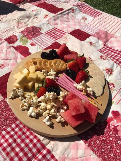 Cottagecore Aesthetic Picnic, Cottage Core Picnic, Picnic Food Ideas, Cottagecore Picnic, Picnic Planning, Cottagecore Food, Fruit Platter Designs, Aesthetic Picnic, Fairy Garden Birthday Party