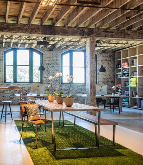 The Design Chaser: Urban Couture | Warehouse conversion + interview Warehouse Office Space, Interior Boutique, Urban Office, Warehouse Living, Warehouse Loft, Warehouse Office, Warehouse Home, Rustic Office, Warehouse Design