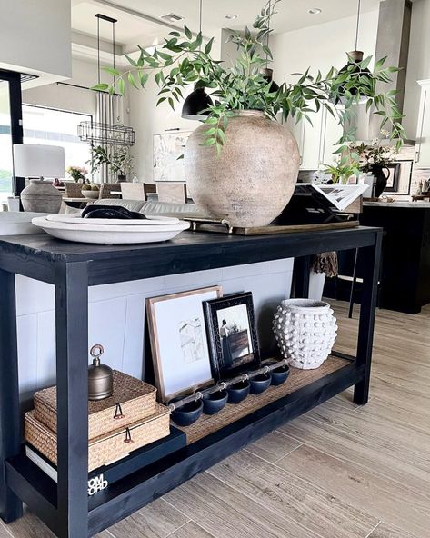 29 Sofa Table Decor Ideas to Transform Your Living Space Elegantly - placeideal.com Black Console Table Behind Sofa, Sleepcover Sofa, Table Decor Behind Couch, Sofa Table Decor Behind Couch, Sofa Table Decor Ideas, Behind Couch Console, Behind Couch Decor, Bench Console, Sofa Table Styling