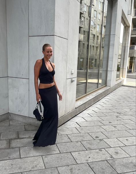 Maxi Skirt Night Outfit, Long Black Skirt Outfit Party Night, Black Maxi Skirt Outfit Ideas Summer, Black Maxi Skirt Outfit Summer, Long Black Skirt Outfit Aesthetic, Wine Bar Outfit, Long Black Denim Skirt Outfit, Long Black Skirt Outfit Summer, Black Maxi Skirt Outfit Ideas