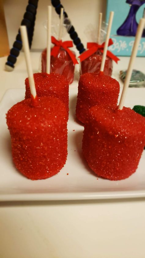 Festive marshmallows, covered in red sanding sugar and sprinkles Red Treats For Party, Sweet 16 Treats, Sweets Table Ideas, Baby Treats, Covered Marshmallows, Sanding Sugar, Red Quince, Grinch Christmas Party, Chocolate Covered Marshmallows