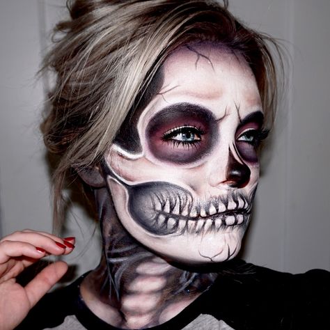 This is a perfect look for Halloween. Use white and black face paint to create the skeleton look. Set with [...] Make Up Diy, Makeup Zombie, Fantasy Make-up, Halloweenský Makeup, Pop Art Makeup, Horror Make-up, Skeleton Makeup, Last Minute Halloween, Special Fx Makeup