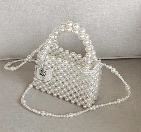 Modern Handbag, Hand Beaded Bag, Sac Diy, Diy Bag Designs, Crystal Bags, Pola Sulam, Girly Bags, Pearl Bag, Handmade Jewelry Tutorials