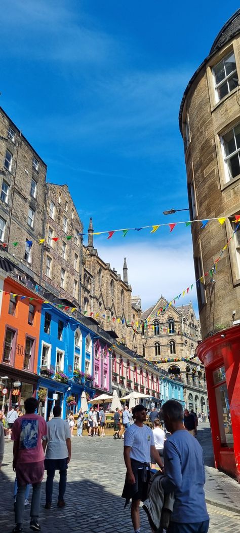 Scotland People Aesthetic, Scotland Aesthetic Summer, Edinburgh In Summer, Edinburgh Life Aesthetic, Summer In Edinburgh, Edinburgh Scotland Aesthetic Summer, Britain Aesthetic, Edinburgh Summer, Edinburgh Scotland Aesthetic