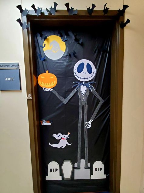 Nightmare Before Christmas Classroom, Deco Porte Halloween, Halloween Door Decorations Classroom, Front Yard Halloween Decorations, Carnaval Diy, Porta Halloween, Halloween Classroom Door, Halloween Diy Door, Halloween Classroom Decorations