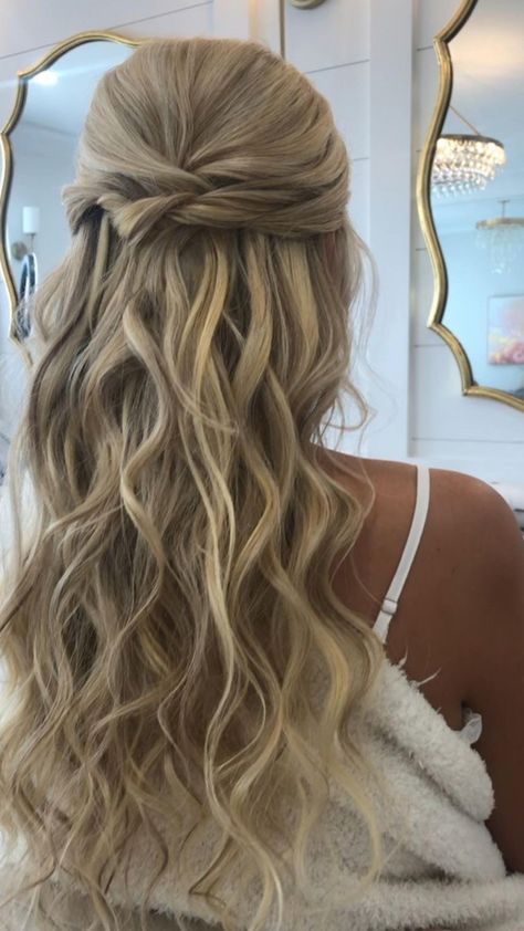 Blond Prom Hairstyles, Blonde Ball Hairstyles, Year 12 Formal Hairstyles For Long Hair, Formal Blonde Hairstyles, Hoco Hair Styles Half Up Half Down, Wavy Hair For Prom, Hairstyles Semi Formal, Formal Hair Blonde, Formal Wavy Hairstyles