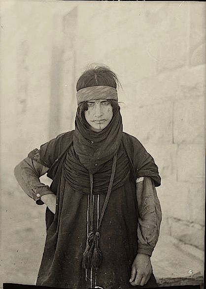 Bedouin woman w facial tattoos. 1907. Facial Tattoos, Arab Culture, Retro Photo, Female Portraits, Vintage Portraits, People Of The World, World Cultures, Historical Clothing, North Africa