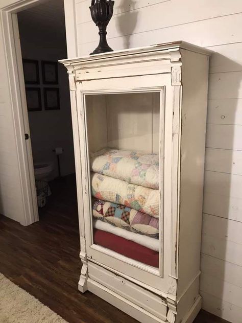 Quilt Display Case, Quilt Cabinet, Armoire Entree, Quilt Display, White Cabinet, Old Cabinets, Quilt Storage, Cabinet Makeover, Blanket Storage