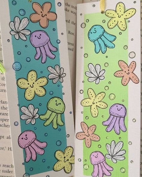 Hand Painted Bookmarks Acrylic, Jellyfish Bookmark, Diy Cute Bookmarks, Painted Bookmarks Acrylic, Cute Diy Bookmarks, Cute Bookmark Ideas, Kawaii Bookmarks, Paint On Acrylic, Bookmark Acrylic