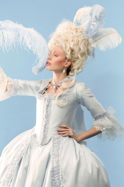 dress a l'Anglaise hecho a mano con materiales de primera calidad y detalles cosidos a mano. Marie Antoinette Costume Halloween, Marie Antoinette Wig, Marie Antoinette Dress, Marie Antoinette Dresses, Marie Antoinette Costume, Baroque Dress, English Dress, Rococo Dress, Antoinette Dress