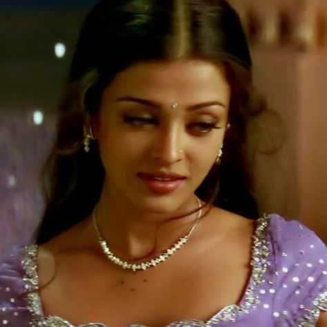 Ashwariya Rai 90s, Starfield Library, Aishwarya Rai Pictures, Vintage Bollywood Aesthetic, Bollywood Aesthetic, South Asian Aesthetic, 90s Bollywood Aesthetic, Exclusive Club, Filmy Vintage