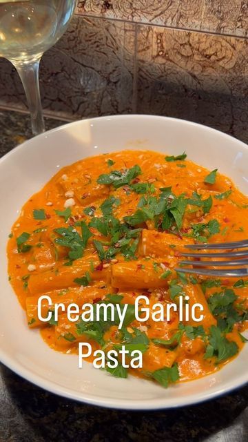 Creamy Pasta Recipes Videos, Easy Pasta Recipes Few Ingredients, Pasta Recipes Video, Creamy Garlic Pasta, Italian Parsley, Creamy Pasta Recipes, Pasta Water, Party Platter, Meat Pasta