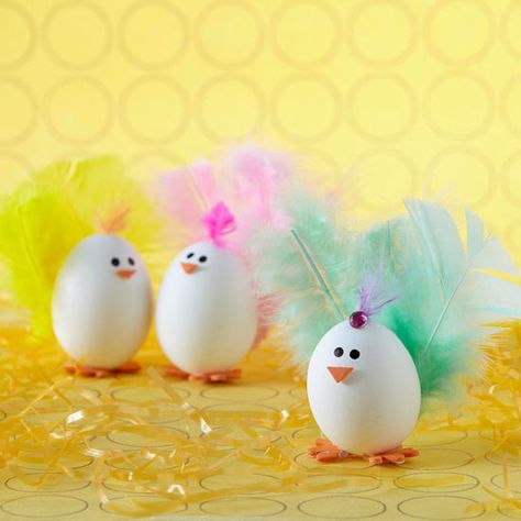 It's oh-so-easy to turn plain Easter eggs into adorable chicks: http://www.bhg.com/holidays/easter/eggs/pretty-no-dye-easter-eggs/?socsrc=bhgpin040514eastereggchicks&page=7 Diy – Velikonoce, Creative Easter Eggs, Easter Egg Dye, Easter Egg Crafts, Easter Projects, Egg Crafts, Easter Time, Easter Activities, Easter Egg Decorating