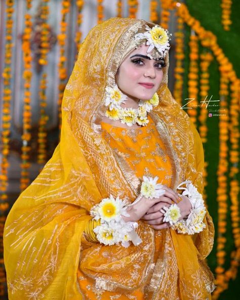 Dietitian Aqsa Wedding Pics, Mehndi Hijab Bride, Hijab On Gown, Hijabi Haldi Bride, Muslim Haldi Bride, Dietitian Aqsa, Mayon Dress, Nikah Ideas, Niqabi Bride