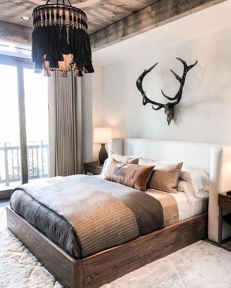 Western House Modern, Mountain Master Bed, Mountain Cabin Decor Lodge Style Bedrooms, Western Guest Bedroom Ideas, Mountain Western Decor, Mountain House Master Bed, Bedroom Ideas Rustic Modern, Western Modern Bedroom, Country Master Bedrooms Decor