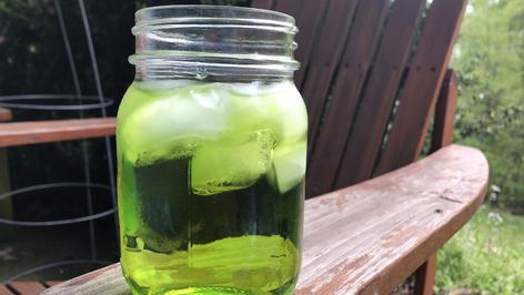 Liven up your moonshine with Jolly Ranchers as this green apple Jolly Rancher moonshine takes tart, tipsy flavor to a whole new level. Jolly Rancher Moonshine, Apple Cider Moonshine, Green Apple Jolly Rancher, Apple Moonshine, Flavored Moonshine Recipes, Sour Apple Martini, Office Candy Jar, Jolly Rancher Candy, Peach Moonshine