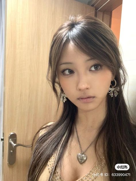 Igari Haircut, Y2k Asian Hairstyles, Asian Y2k Makeup, Y2k Side Part, Gyaru Brown Hair, 2000s Japanese Makeup, 2000s Japanese Haircut, 2000s Makeup Asian, 90s Japanese Makeup