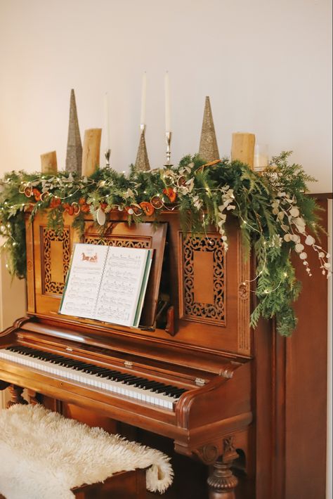 Christmas Decor Ideas For Piano, Decorating Piano For Christmas, Decorating Top Of Piano For Christmas, Christmas Decor Piano, Piano Christmas Decor, Christmas Piano Decor, Diy Christmas Mantle Decor, Diy Christmas Mantle, Piano Styling