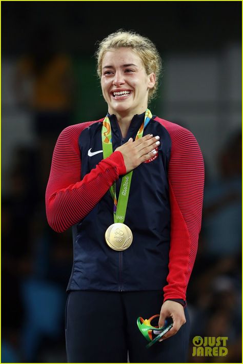 Helen Maroulis Wins the USA's First Gold in Women's Wrestling Helen Maroulis, College Wrestling, Rio Photos, Olympic Gold Medal, Olympic Medals, Olympic Athletes, Olympic Sports, Women's Wrestling, Brazilian Jiu Jitsu