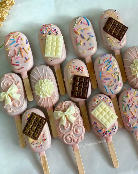 #cakesicles #cakepopsicle #cakepops Cakesicle Bouquet, Pink Cakesicles, Popcicles Recipes, Chocolate Bonbons Recipe, Popsicles Cake, Cake Popsicles, Chocolate Covered Strawberries Bouquet, Hot Chocolate Gifts, Strawberry Candy