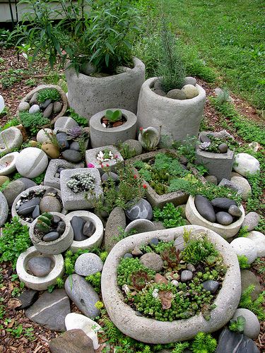 Deco Nature, Diy Outdoor Decor, Concrete Garden, Garden Containers, Garden Crafts, Diy Patio, On The Ground, Succulents Garden, Rock Garden