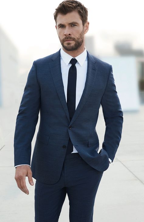 Chris Hamsworth wears a navy suit with a white shirt and a black tie. Blue Suit Black Tie, Dark Navy Blue Suit, Navy Blue Suit Men, Christopher Hemsworth, Avengers Black Widow, Navy Suit Wedding, Hemsworth Brothers, Dark Blue Suit, Suit Combinations