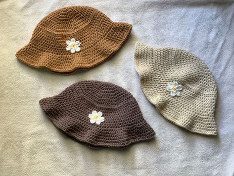 Lightweight nude daisy bucket hats, crocheted with acrylic yarn. Made in three sizes to ensure a great fit! Adjustable brim, perfect for big bold waves or soft small waves <3 Crochet Sweater Design, Crocheted Hats, Beginner Crochet Tutorial, Crochet Bucket, Crochet Business, Crochet Leaves, Crochet Daisy, Crochet Bucket Hat, Kawaii Crochet