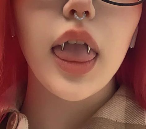 Angel Bites Piercing, Fangs Teeth, Angel Bites, Vampire Style, Piercing Bouche, Mouth Piercings, Smiley Piercing, Face Piercings, Barbell Piercing