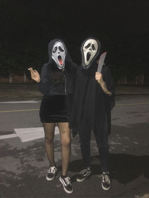 Cute Ghostface Costume, Wlw Couple Costumes For Halloween, Scream Couple Costume, Ghostface Costume, Scream Face, Couples Halloween Outfits, Cute Couple Halloween Costumes, Matching Costumes, Ghost Pictures