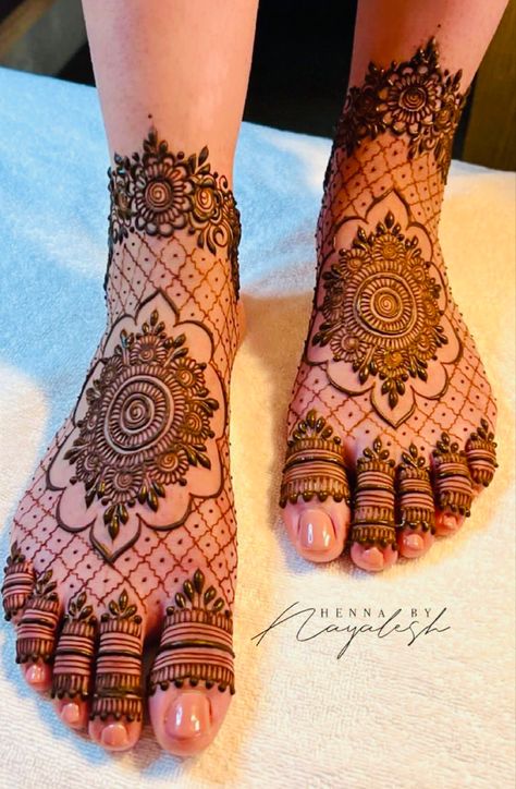 Feet Henna Design, Leg Mehendi Design, Feet Henna, Short Mehndi Design, Beautiful Mehndi Designs, Legs Mehndi, Palm Mehndi Design, Pakistani Mehndi, Simple Mehendi Designs