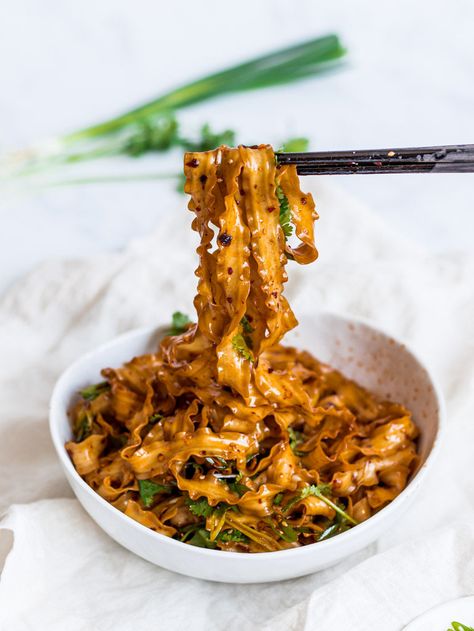 Spicy Szechuan noodles with garlic chili oil ready in 15 minutes! Spicy, garlicky Szechuan chili oil noodles made with Lao Gan Ma chili crisp & fresh herbs. #szechuannoodles #laoganma #chilioilnoodles #chiligarlicnoodles | drivemehungry.com Spicy Szechuan Noodles, Szechuan Noodles, Garlic Chili Oil, Oil Noodles, Noodles Spicy, Chili Oil, Think Food, Idee Pasto Sano, Asian Cooking