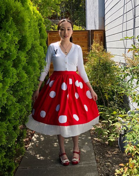 Make this adorable Mushroom Skirt using the free tutorial by #Janome Maker Vivien from Fresh Frippery on her Janome Skyline S9! #howtomakeaskirt #freesewingtutorial #sewing #sewinggarments Mushroom Costume Diy, Fairy Parade, Mushroom Skirt, Mushroom Fashion, Mushroom Clothes, Mushroom Outfit, Mushroom Dress, Diy Mushroom, Cottage Core Outfit