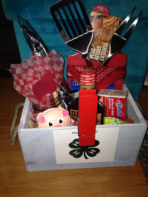 DIY BASKET. 4-H buyer "thank you" basket 4 H Buyer Thank You Gifts Basket, Buyer Basket Ideas For 4h, Livestock Buyer Thank You Gifts, Ffa Buyers Gift Basket Ideas, Fair Buyers Gift Ideas, 4 H Buyers Gifts, 4-h Thank You Gifts, Ffa Buyers Gift Ideas, 4h Buyers Gift Ideas Pigs