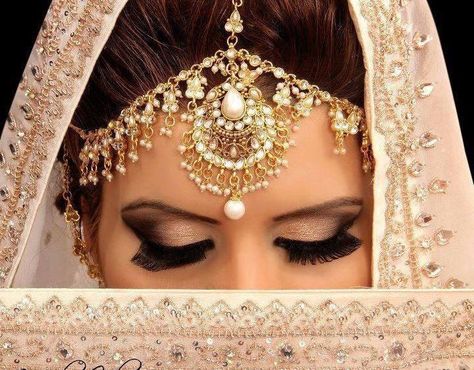 Dulhan Indian Headpiece, South Indian Bridal Jewellery, Pakistani Bridal Makeup, Indian Bridal Jewellery, Headpiece Jewelry, Braut Make-up, Asian Bridal, Head Jewelry, Indian Bridal Makeup