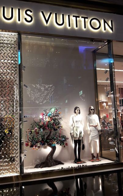 Showcase Louis Vuitton, Louis Vuitton Store Aesthetic, Lois Viton, Louis Vuitton Boutique, Concept Boutique, Fashion Retail Interior, Louis Vuitton Shopping, Louis Vuitton Handbags Neverfull, Louise Vuitton