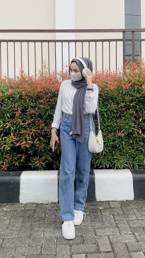 Outfit Jeans Biru, Cream Hijab, Pink Hijab, Ootd Jeans, Casual Hijab, Casual Hijab Outfit, Outfit Hijab, Ootd Hijab, Pose Ideas