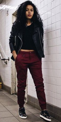 Maroon Joggers Outfit Women, Burgundy Joggers Outfit Women, Maroon Joggers Outfit, Burgundy Joggers Outfit, Burgundy Sweatpants, Jogger Fashion, Burgundy Joggers, Maroon Joggers, Golf Attire Women