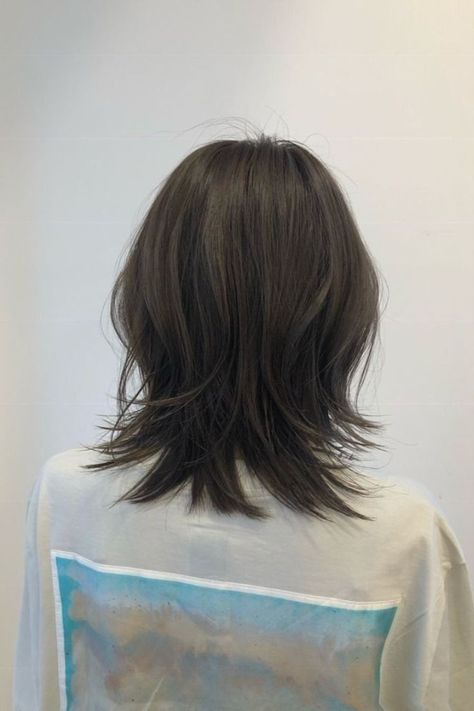 Short Layered Hair Back View, Wolfcut Hair Short Straight, Girl Mullet Straight Hair, Wolfcut Back View, Korean Wolf Cut Hair Short, Mid Length Wolf Cut, Hush Cut Hair Short, Hush Cut Short, Hush Cut Hair Medium