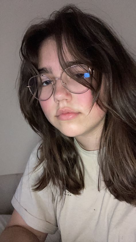 Short Brown Hair With Glasses, Haircuts For People With Glasses, Brown Hair And Glasses Pfp, Brown Hair And Glasses, Wavy Hair And Glasses, Grunge Makeup With Glasses, Brown Round Glasses Aesthetic, Brunette Glasses, Round Glasses Aesthetic Girl