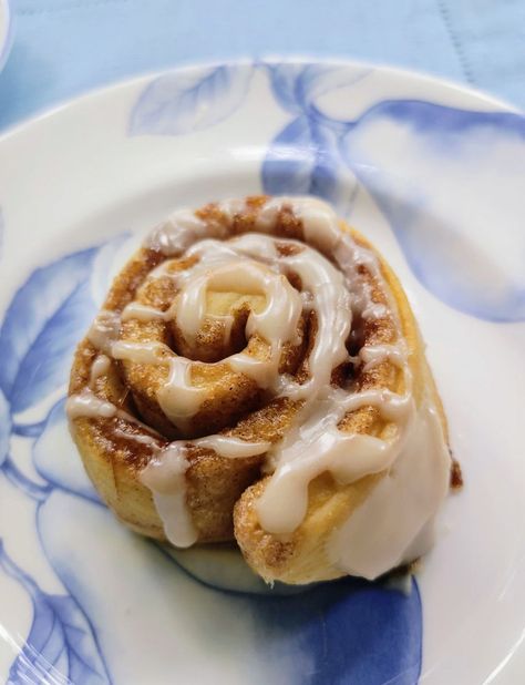 Super Easy Homemade Cinnamon Rolls - made from store bought pizza dough! Pizza Dough Cinnamon Rolls, Easy Homemade Cinnamon Rolls, Homemade Cinnamon Rolls Easy, Store Bought Pizza Dough, Refrigerated Pizza Dough, Rolls Homemade, Pecan Rolls, Cinnamon Rolls Easy, Cinnamon Pecans