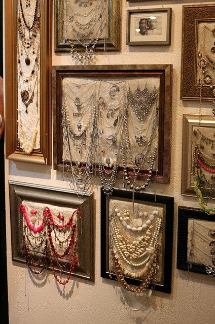 I love this! Walking Closet, Diy Jewelry Display, Framed Pictures, Craft Show Displays, Booth Display, Display Storage, Old Jewelry, Shop Display, Accessory Organization