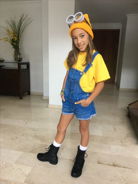 Teen Minion Halloween Costume, Girls Bookweek Costumes, Homemade Minion Costume Kids, Minion Day At School Outfits, Minnions Girl Outfit, Easy Fancy Dress Costumes For Women, Teen Minion Costume, Preppy Minion Costume, Bob Minion Costume