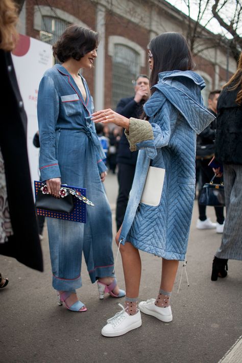 How To Have Style, Jumpsuit Denim, Quilted Denim, Sneaker Socks, Milan Fashion Week Street Style, Moda Denim, Look Jean, Denim Inspiration, All Jeans